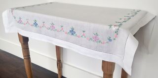 Vintage Hand Embroidered Crisp White Linen Tablecloth Pretty Flowers No.  40