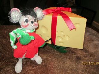 Adorable 1999 Annalee Mobilitee Christmas Mouse W/ Huge Cheese On A Sled 6in