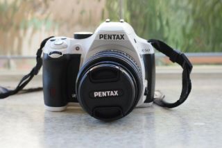 Rare White Pentax K - 50 Dslr With 18 - 55mm Lens And Accessories