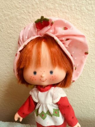 VINTAGE CLASSIC STRAWBERRY SHORTCAKE DOLL WITH COMB STILL HAS SCENT 2