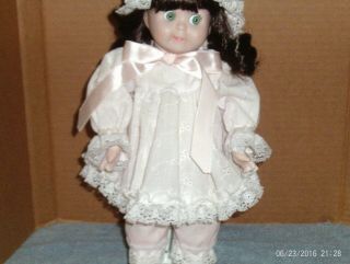 13 in.  porcelain /cloth 1988 Mann girl doll 3